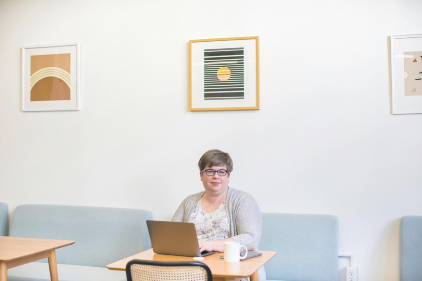 Espace de conseil beauté moderne avec produits soigneusement sélectionnés